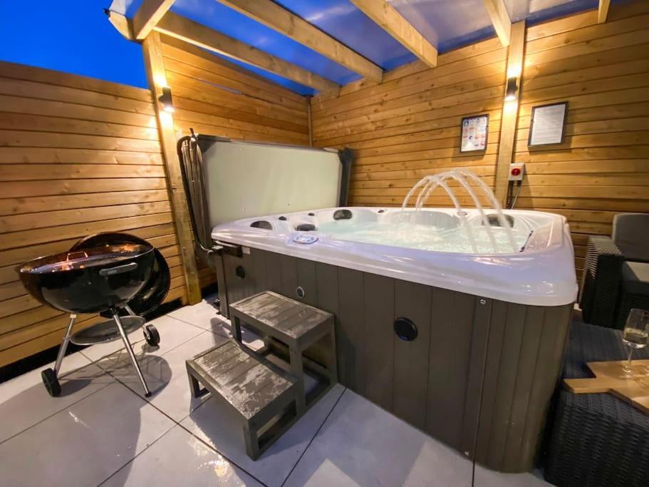 Beautifully Presented 5 Bedroom House With Hot Tub Pwllheli Exteriör bild